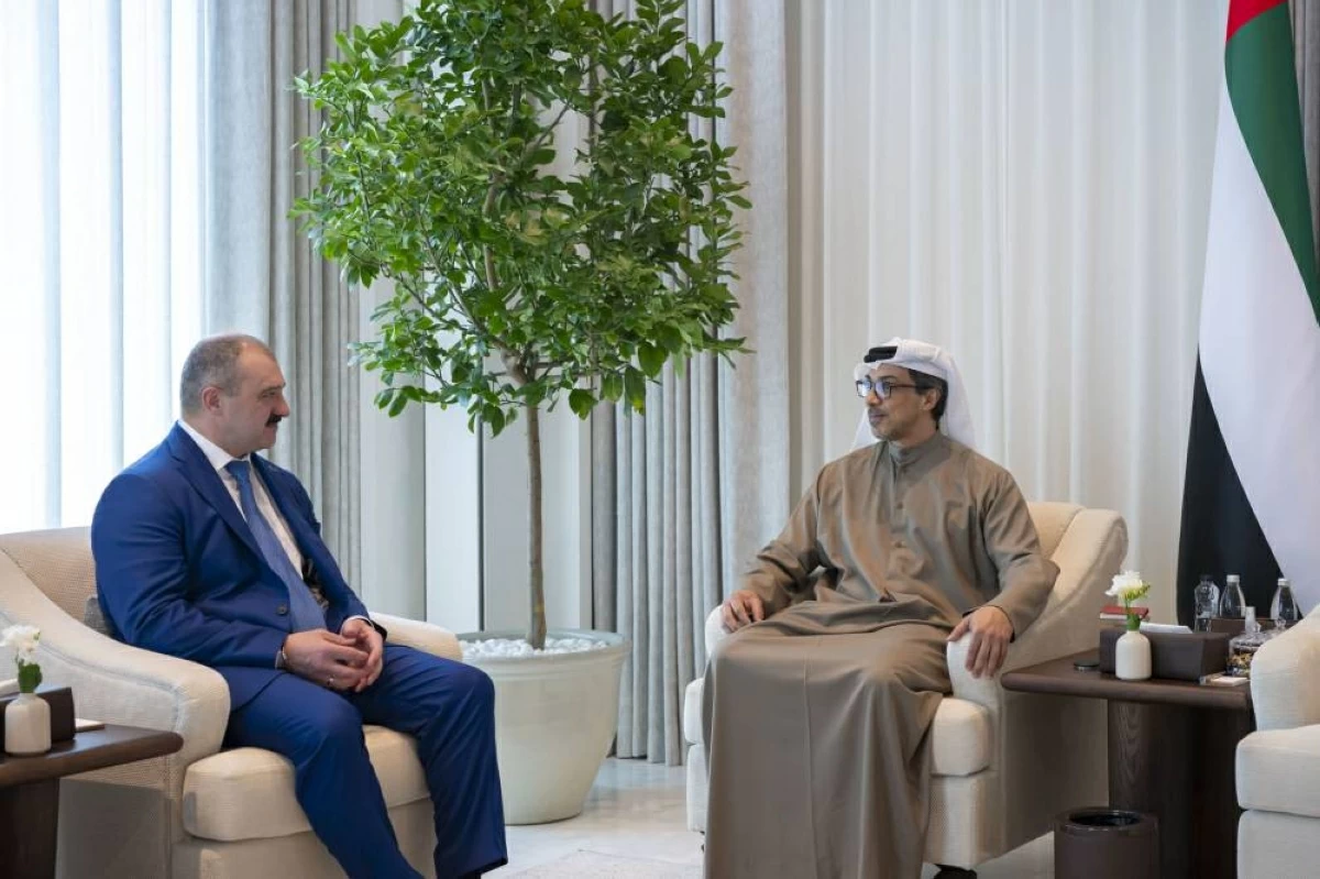  منصور بن زايد يبحث تعزيز التعاون مع المبعوث الخاص للرئيس البيلاروسي