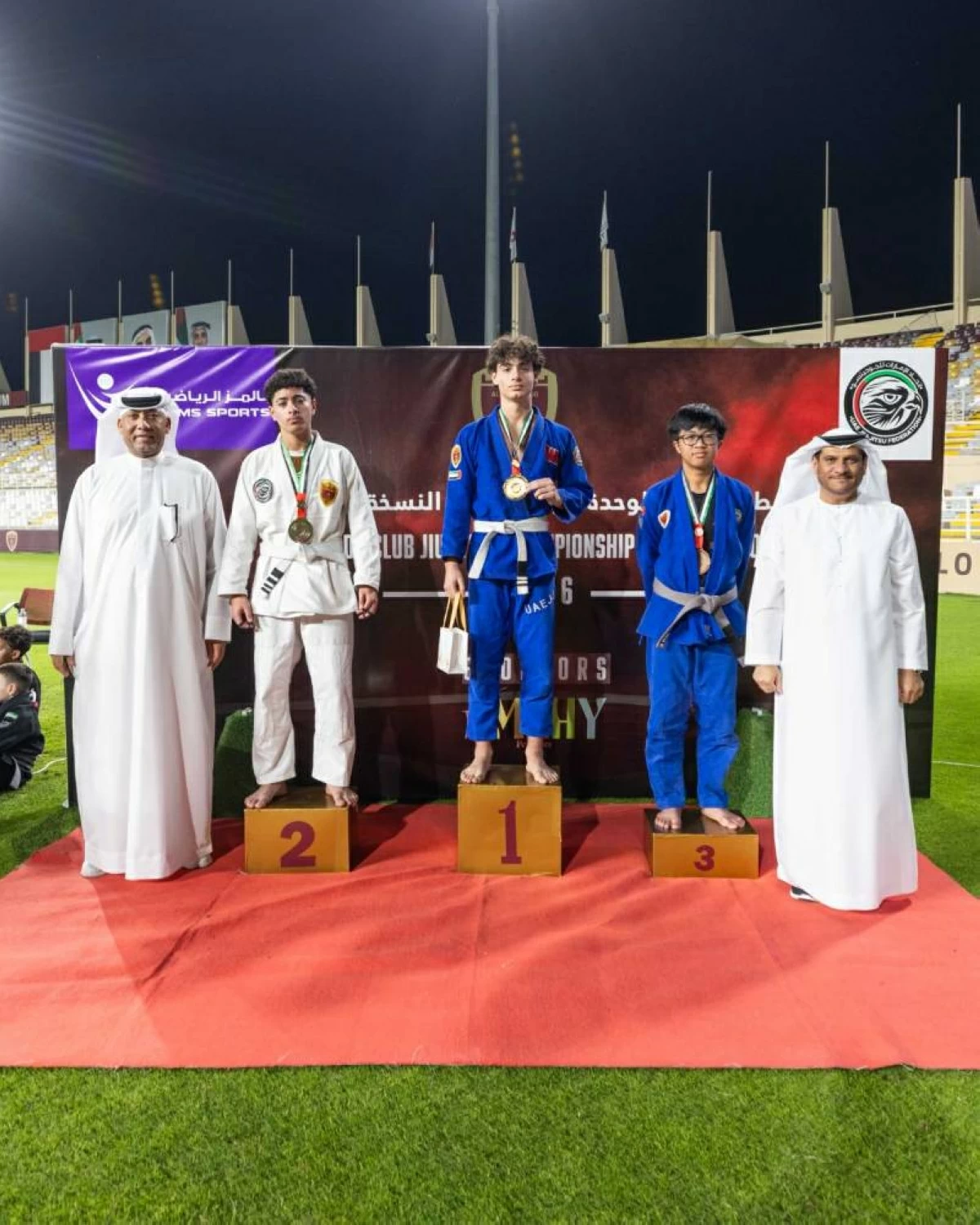 يوسف البطران وعبيد مفتاح خلال تتويج الفائزين