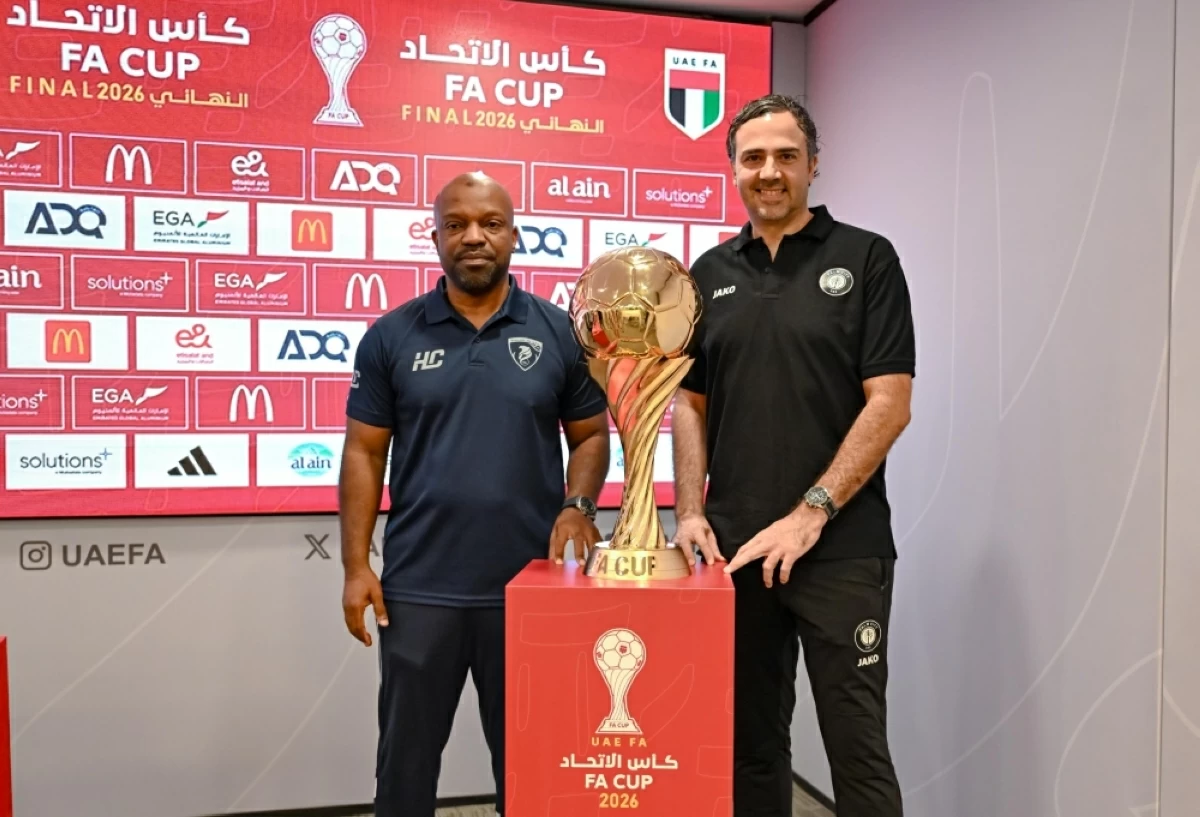 21المدربان وليد عبيد وبيني مع كأس البطولة