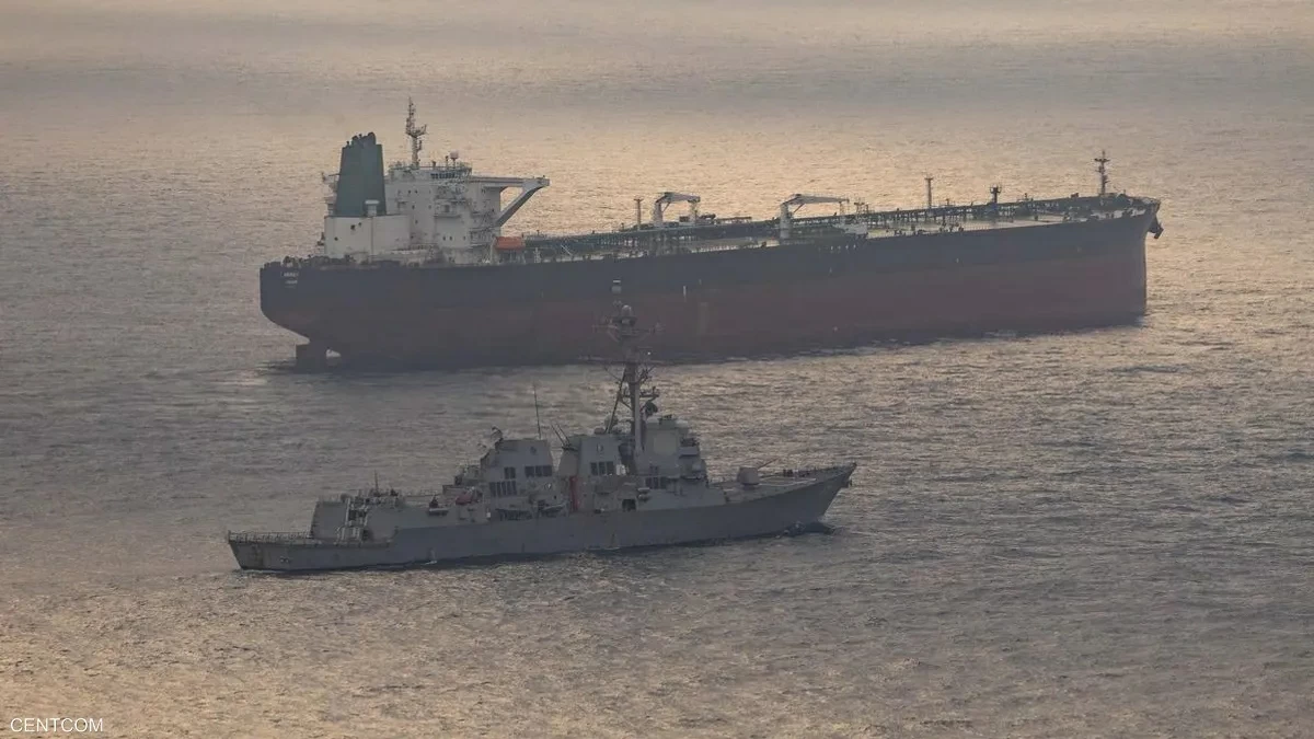 صورة تختصر «الحصار».. مدمرة أمريكية في وجه سفينة إيرانية