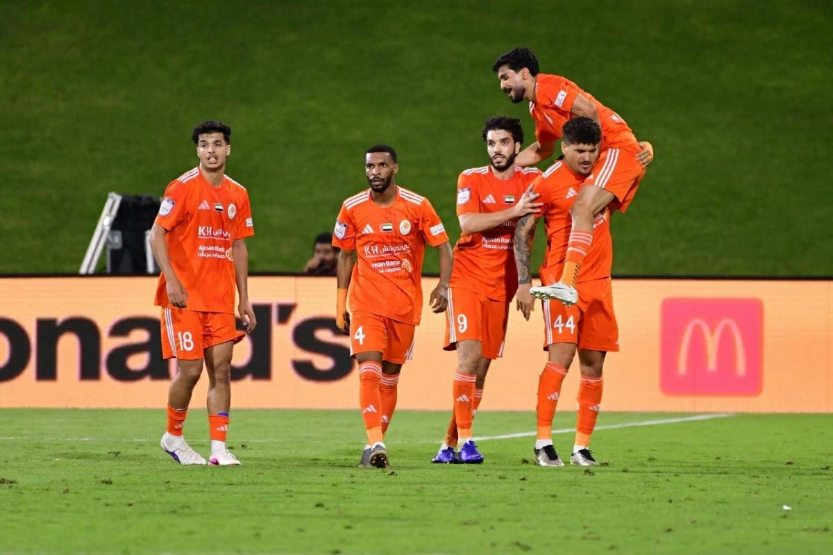 لاعبو عجمان يحتفلون بهدف وليد أزارو