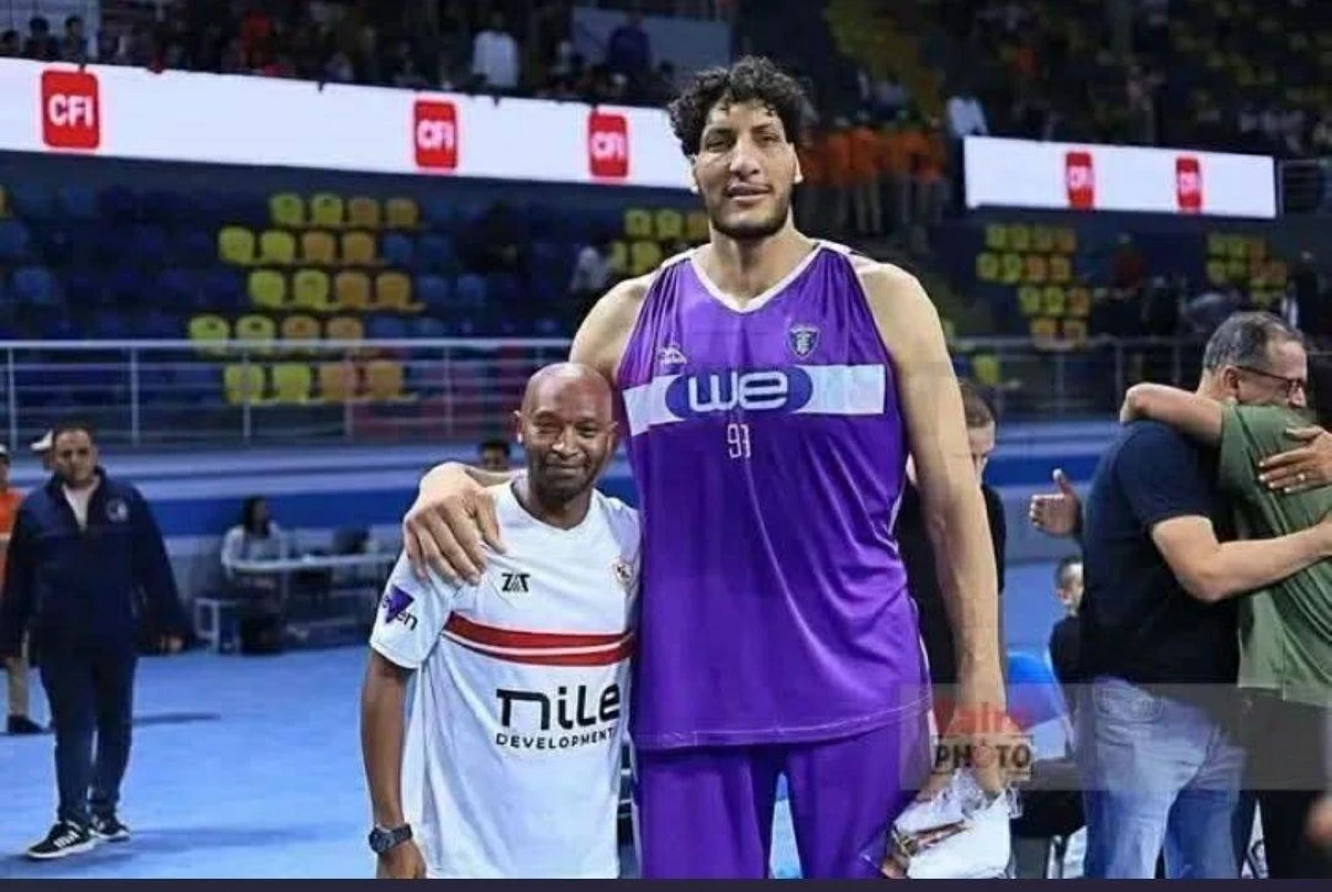 أطول رجل في مصر يجذب الأنظار ويروي تحدياته