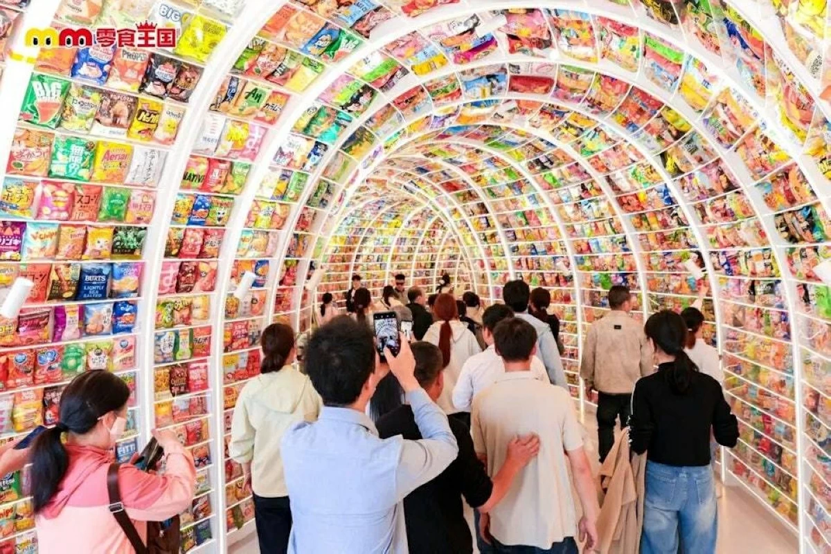  يستقبل الزوار عبر ممر طويل تحيط به خزائن زجاجية  