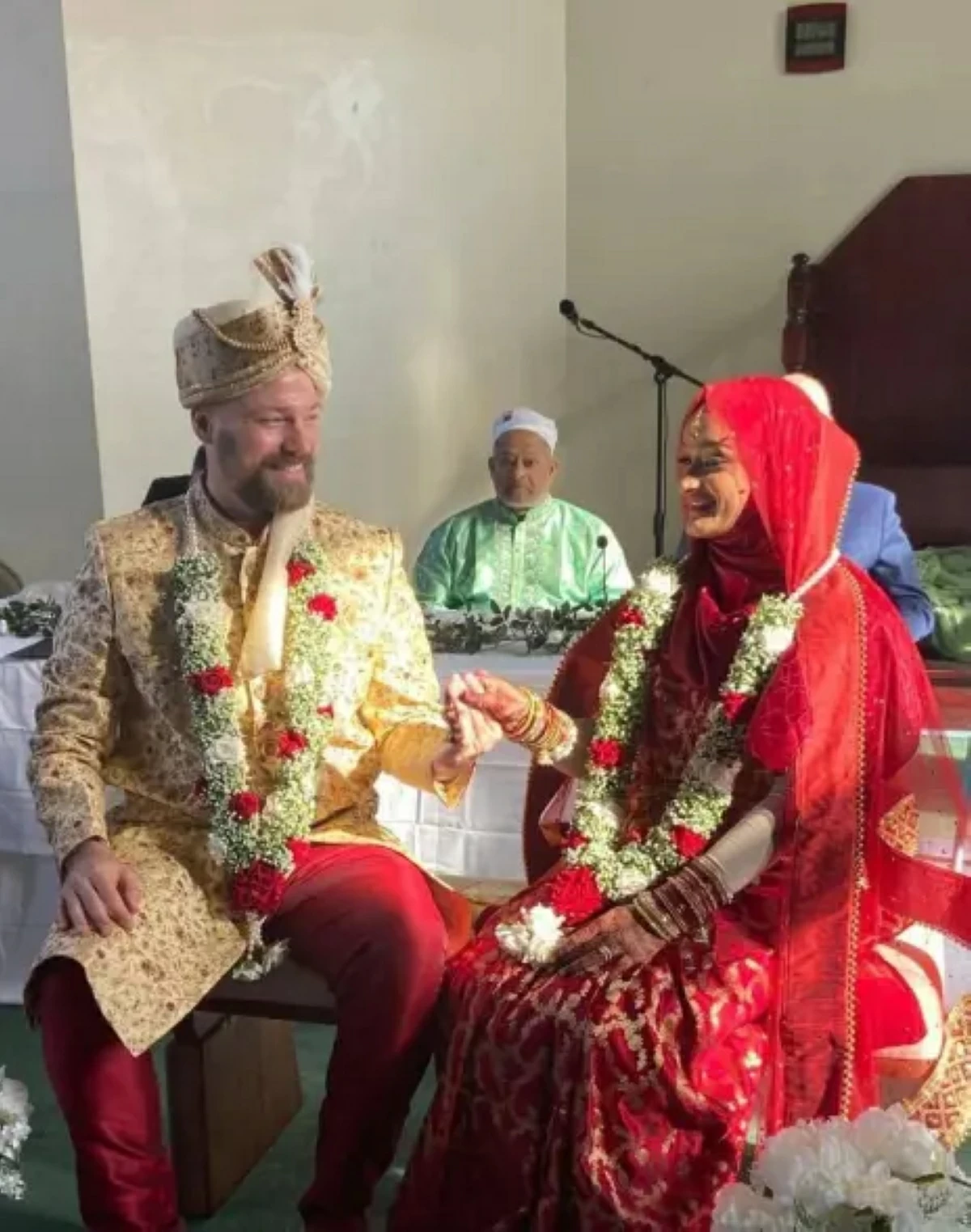 كونور ماكنوت (36 عاماً)، تزوج من زميلته، تحرير علم (27 عاماً)،