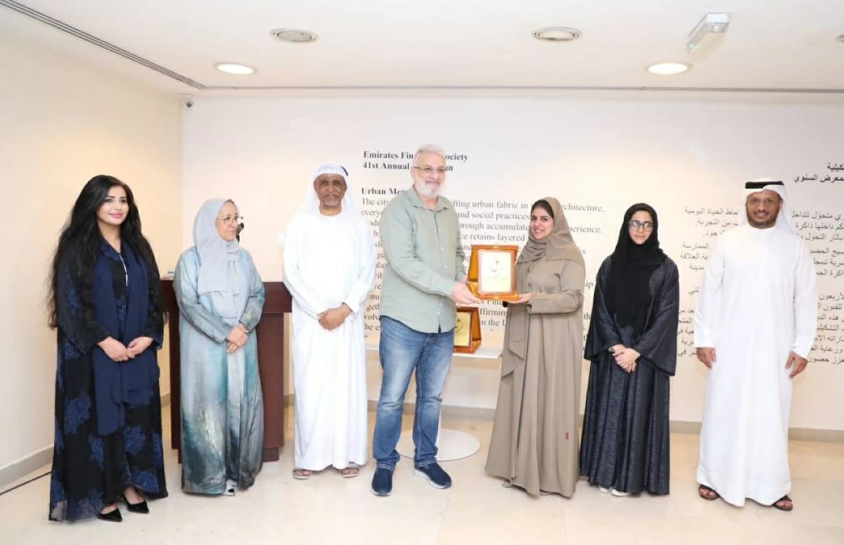 د. نجاة مكي وعبد الرحيم سالم ومجموعة من الفنانين المشاركين في المعرض