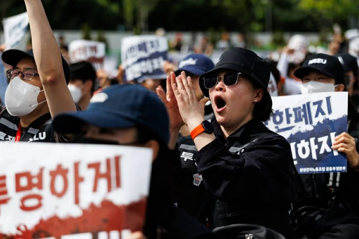 عمال شركة سامسونغ للإلكترونيات خلال مسيرة احتجاجية قبل إضراب مُقرر في 21 مايو (بلومبيرغ)