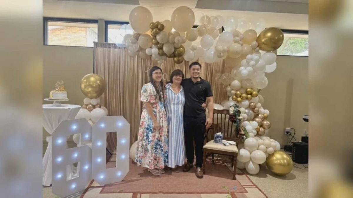 الأم تتوسط نجليها