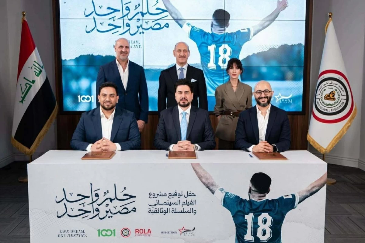 عدنان درجال أثناء توقيع العقد