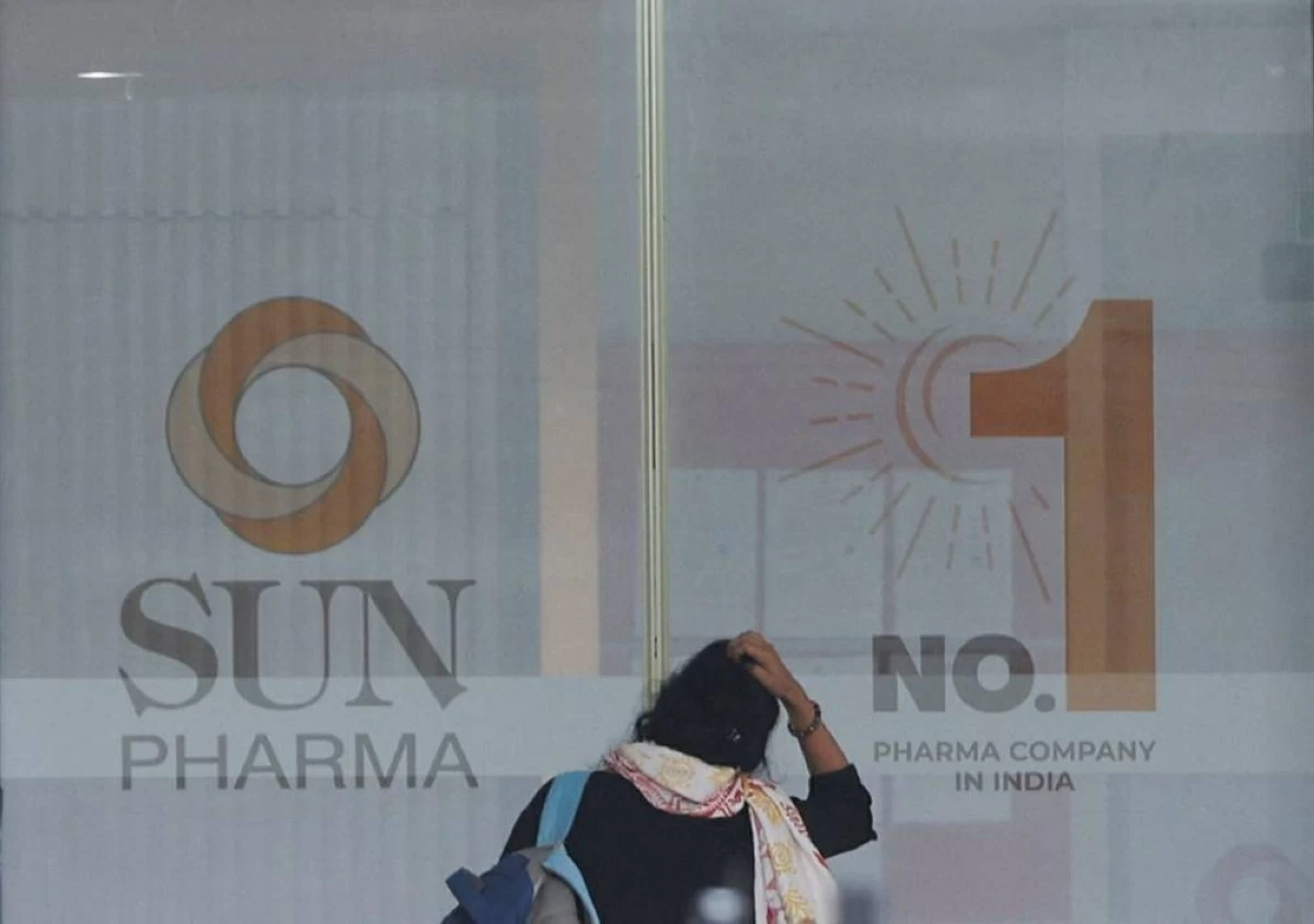 امرأة تدخل المكتب الرئيسي لشركة صن للصناعات الدوائية المحدودة في مومباي، الهند 
