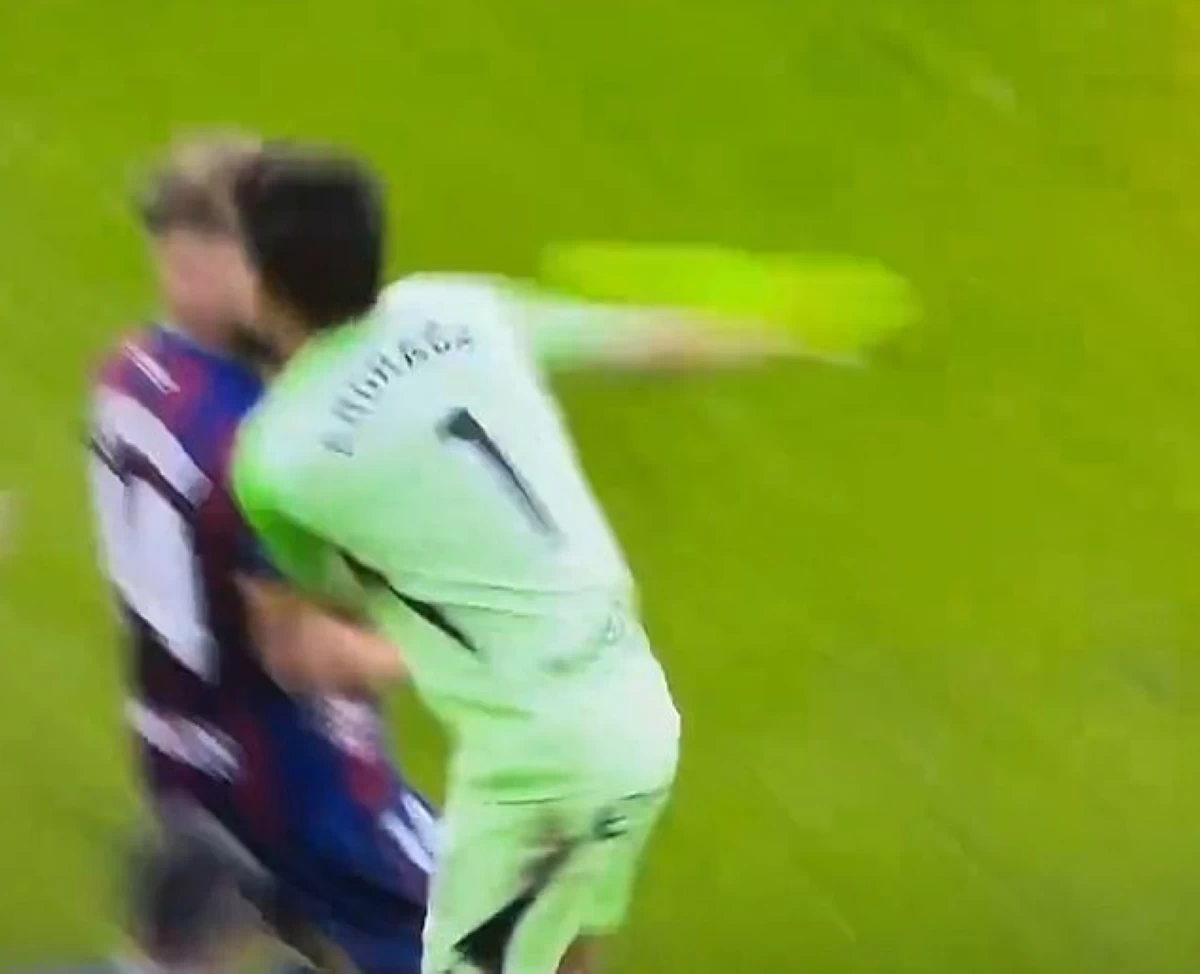 الحارس يلكم لاعب الخصم