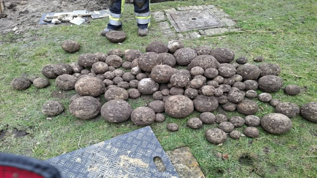 قذائف حجرية عثر عليها في الموقع
