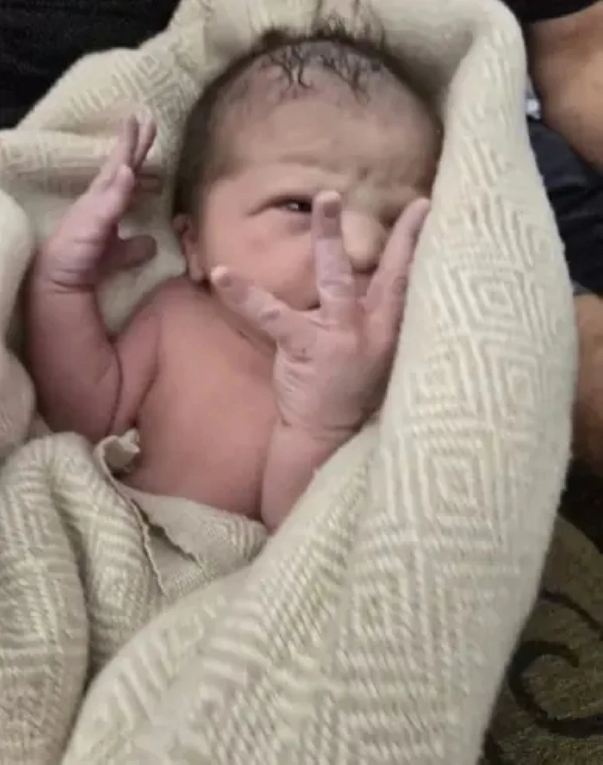 عاجل| مولودة فوق السحاب 