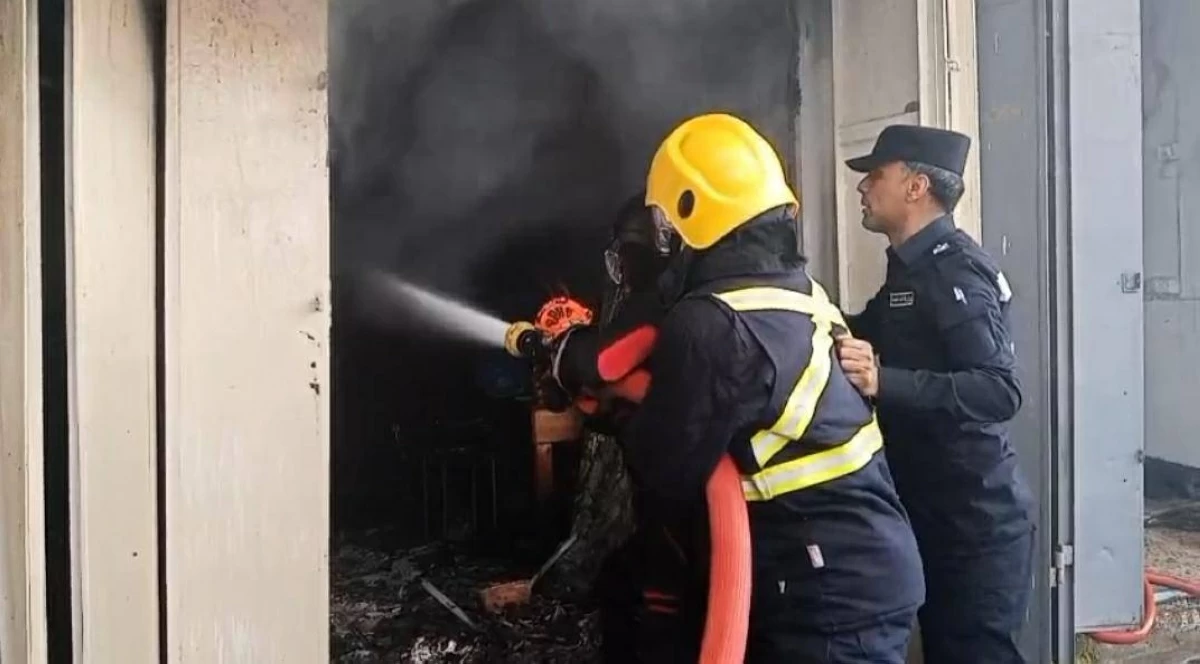 جانب من عمليات إطفاء الحريق (الخليج)