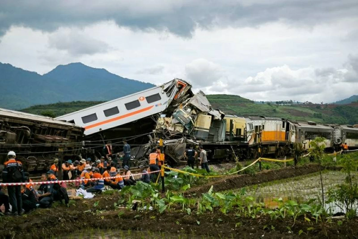 قتيلان جراء تصادم قطارين في إندونيسيا