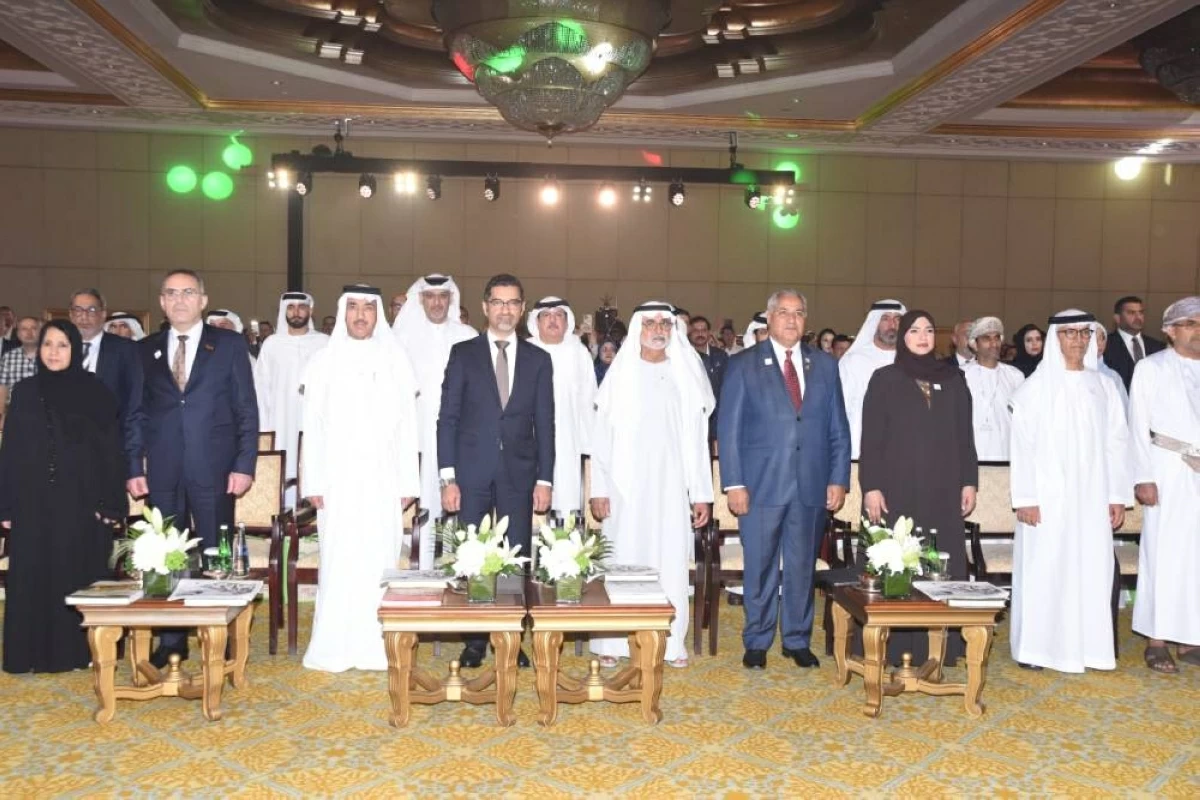 نهيان بن مبارك وجانب من الوزراء والمسؤولين