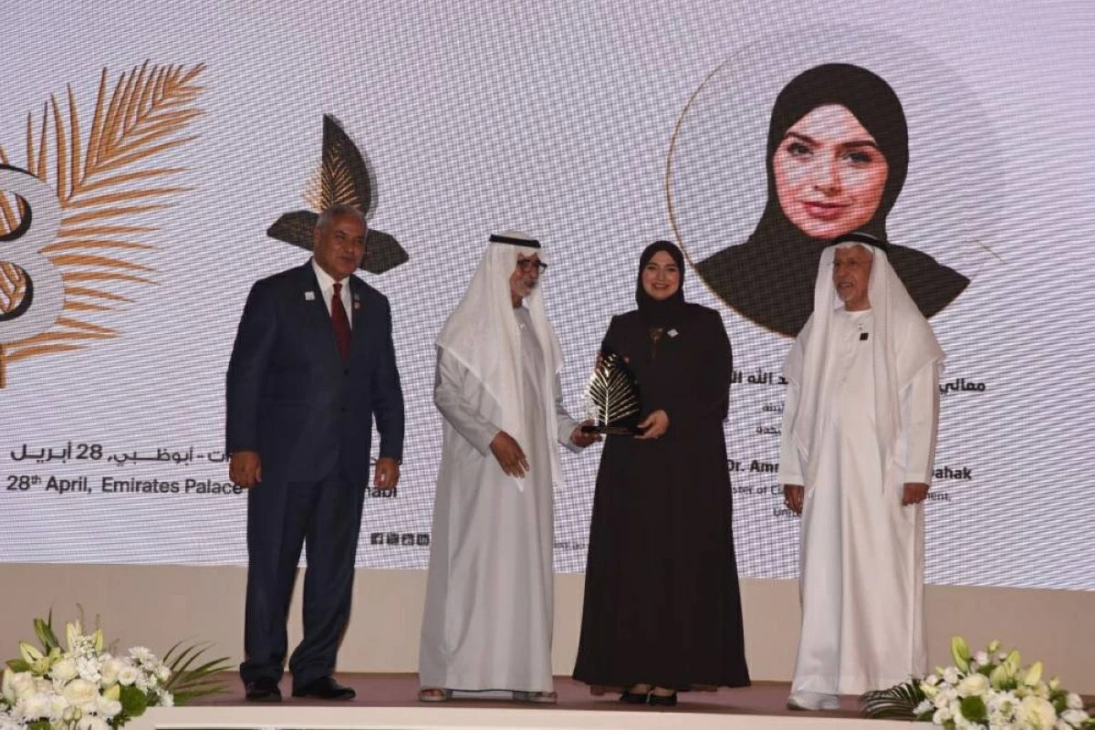 نهيان بن مبارك يكرم شخصية العام في جائزة خليفة لنخيل التمر والابتكار الزراعي وعدداً من الوزراء والمسؤولين