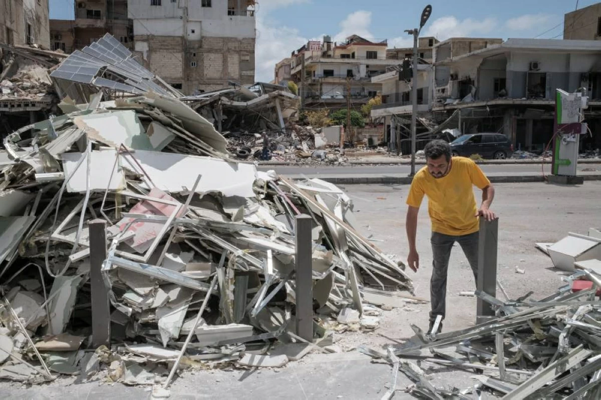 (رويترز) عامل يزيل الأنقاض من مبنى تجاري مدمر في مدينة صور