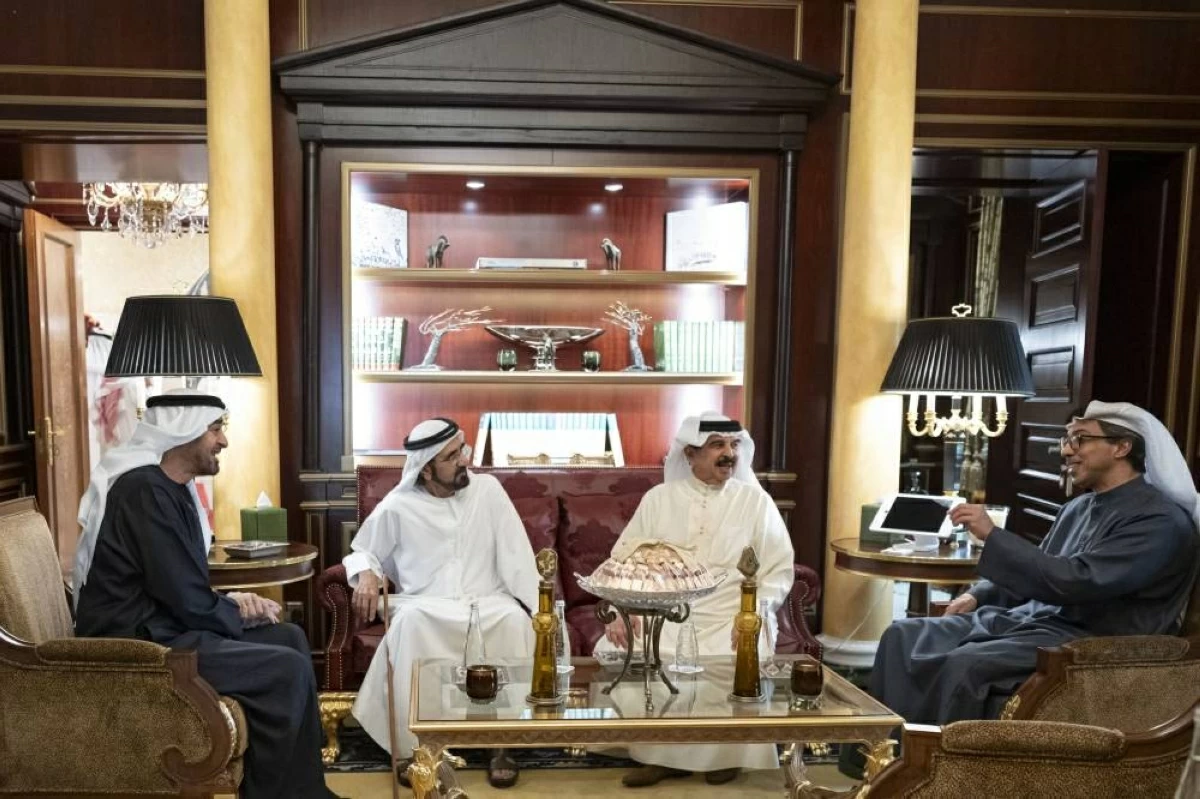 عاجل | محمد بن زايد يبحث تعزيز التعاون مع ملك البحرين بحضور محمد بن راشد و #منصور_بن_زايد 