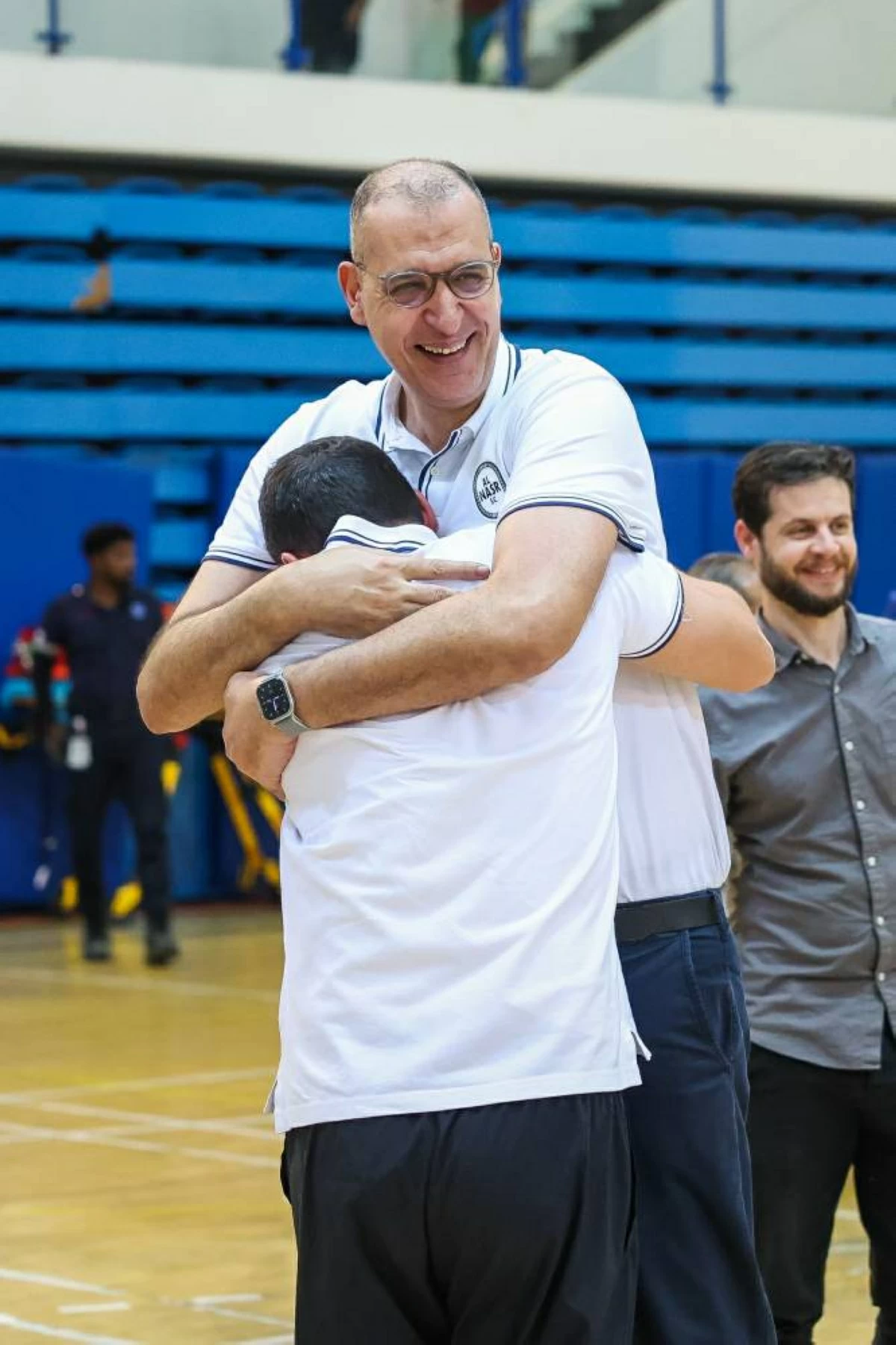 فرحة المدرب حسام الوكيل باللقب الثالث لكأس السلة ( تصوير: محمد شعلان)