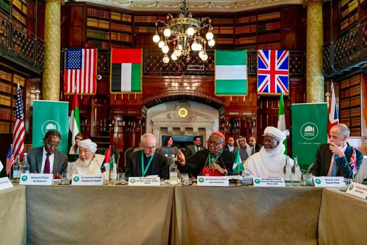 بن بية مع المشاركين في قمة السلام (وام)