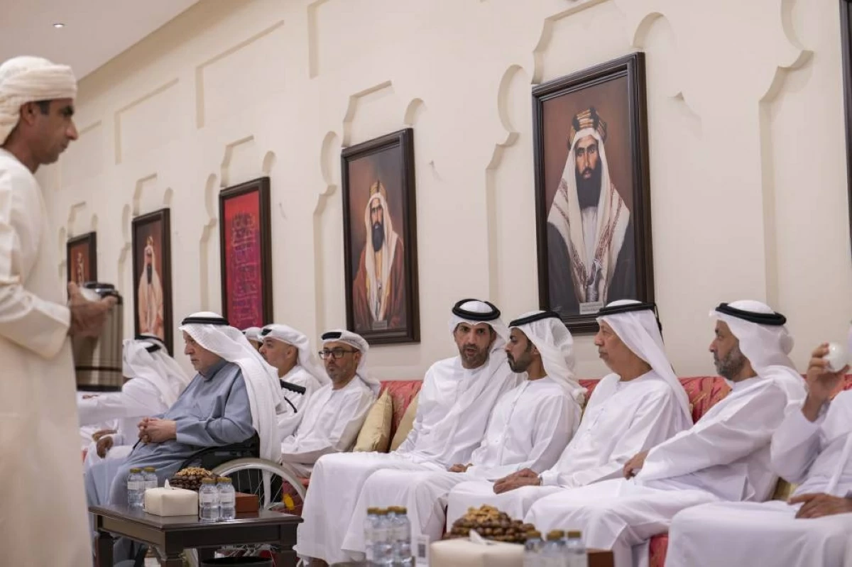 خليفة بن طحنون يُعزي في وفاة عبدالله المهيري