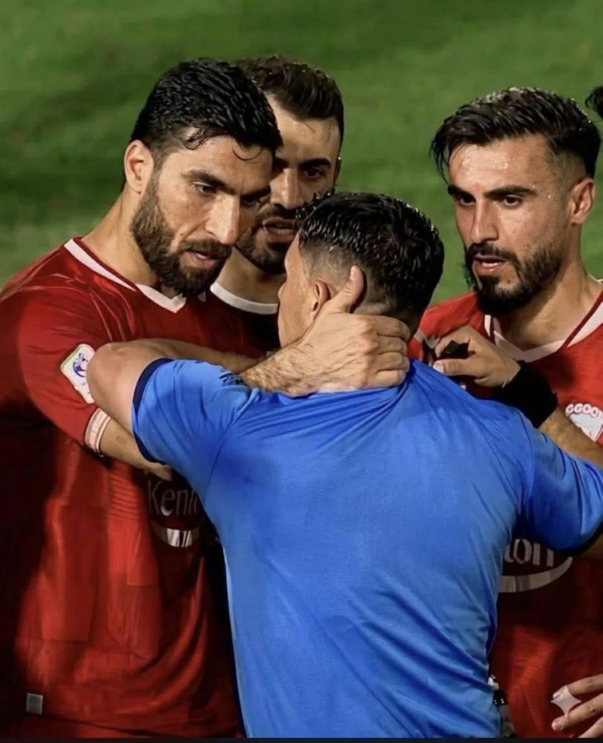 أحمد إبراهيم أثناء اعتدائه على حكم المباراة