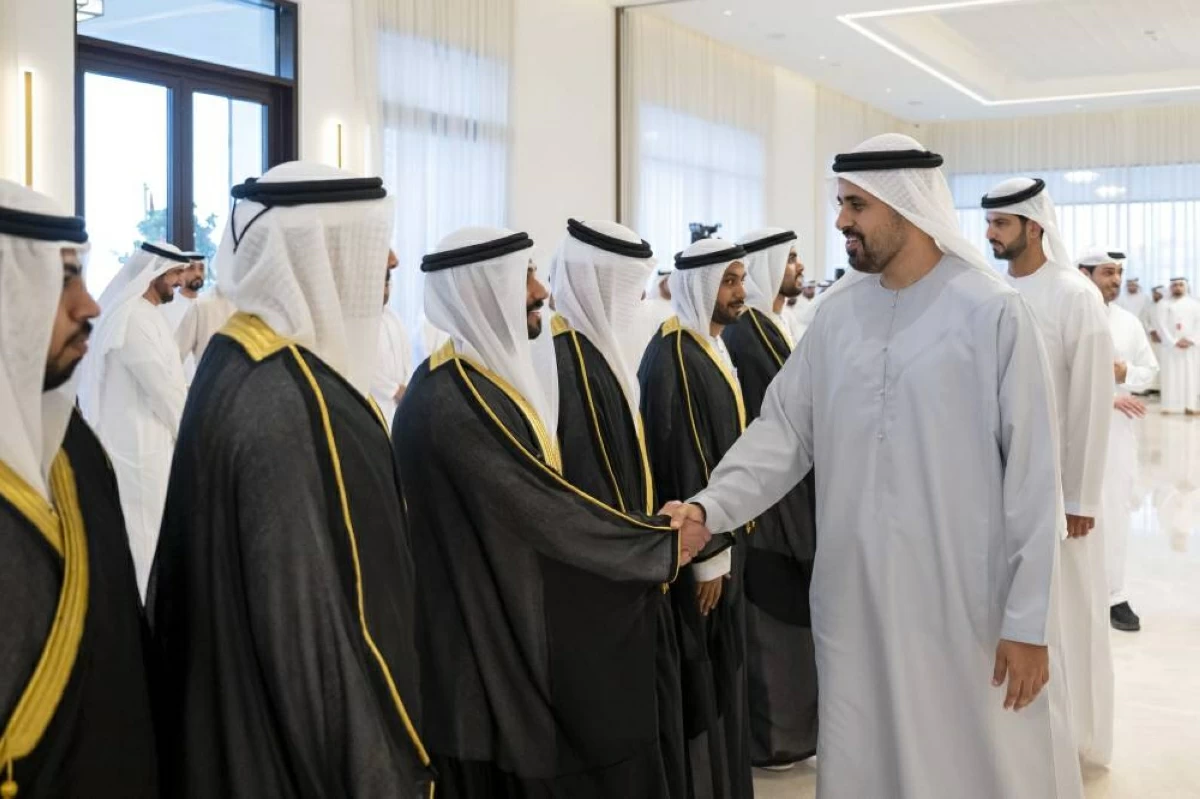 ذياب بن محمد بن زايد يشهد عرساً جماعياً نظَّمته «الهوية والجنسية»