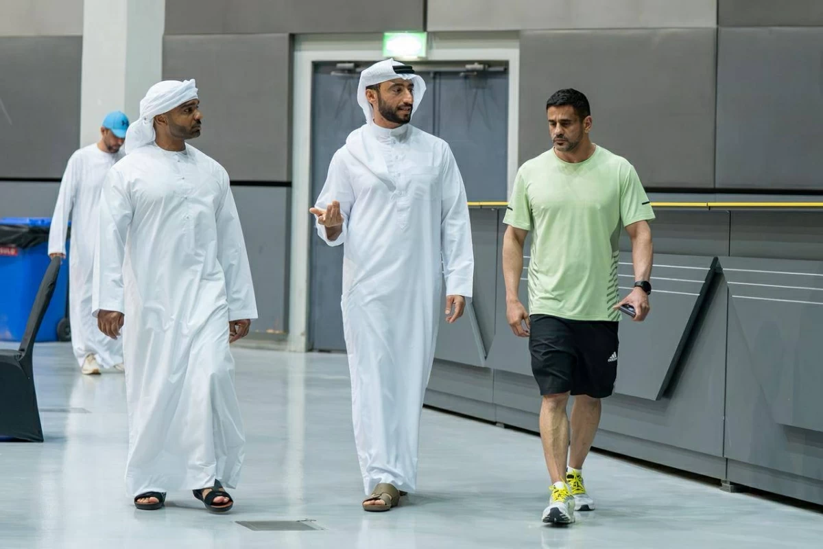 عبدالله الشرقي وأحمد جوهر وعيسى الدح خلال تفقد مسرح «ذا أجندة»