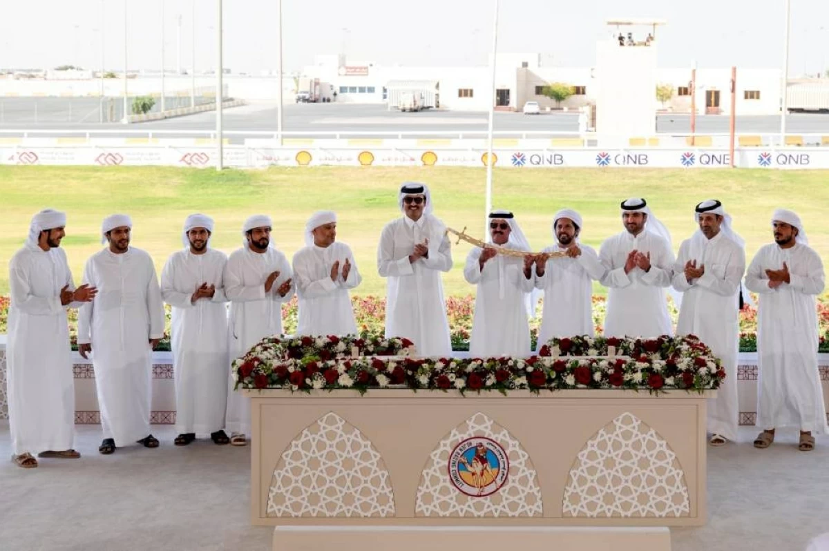 أمير قطر يتوج بحضور سلطان بن حمدان 'هجن الرئاسة' بالسيف الذهبي