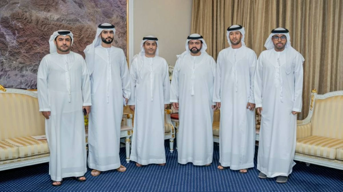 محمد بن حمد في لقطة تذكارية مع حضور اللقاء