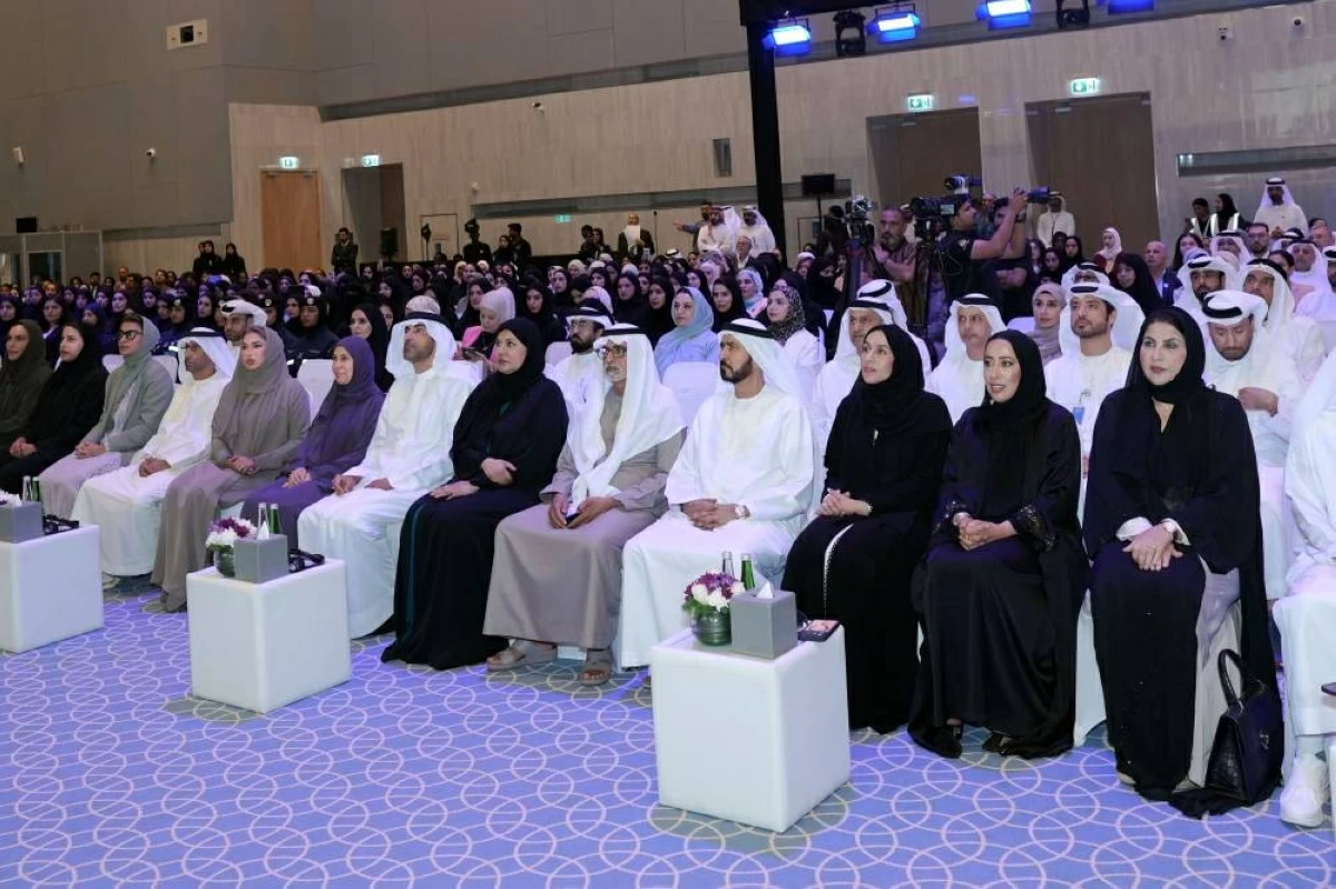 نهيان بن مبارك وسناء سهيل ونورة الكعبي وحصة بوحميد وكبار الحضور خلال الفعالية