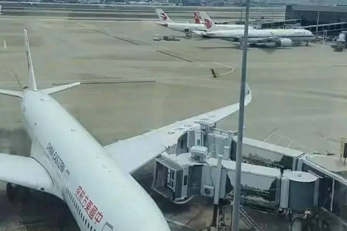 تصادم طائرة «إيرباص A350» بجسر صعود الركاب في مطار شنغهاي