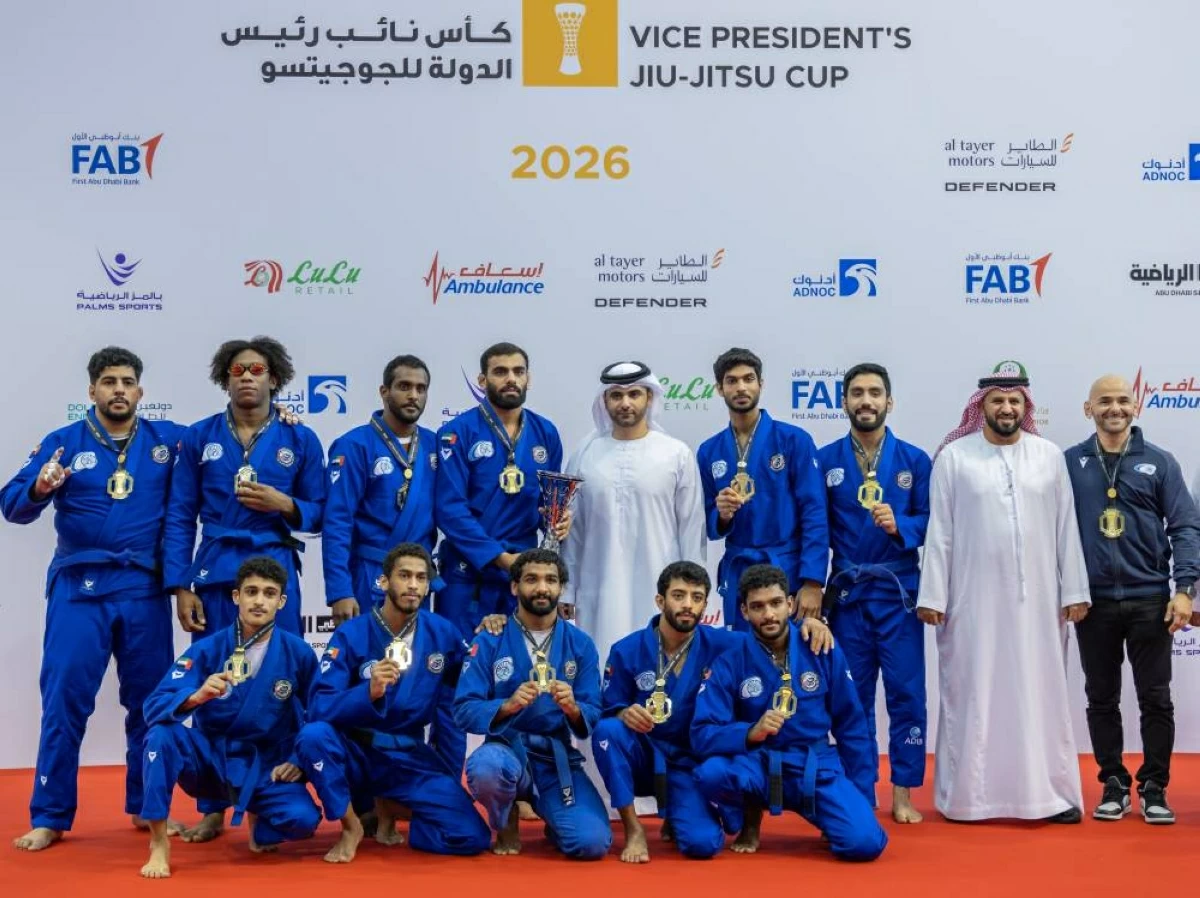 منصور بن محمد يتوج بني ياس بكأس الرجال
