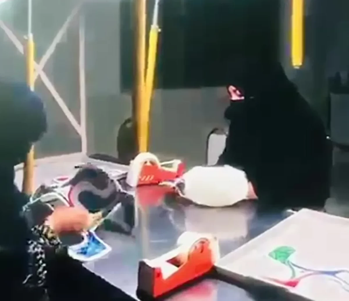 عاملات في مراحل تصنيع الكرة