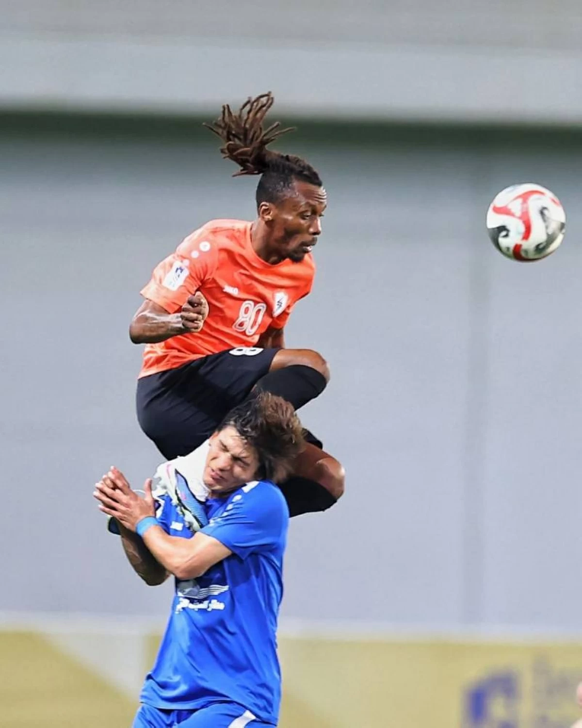 لاعب الكهرباء يقفز بعنف فوق أحد لاعبي النجف