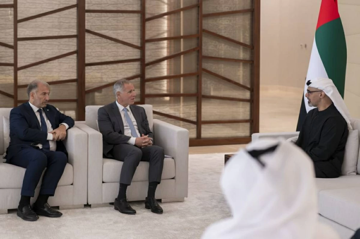 خالد بن محمد بن زايد ورئيس «إتش إس بي سي» يبحثان التعاون