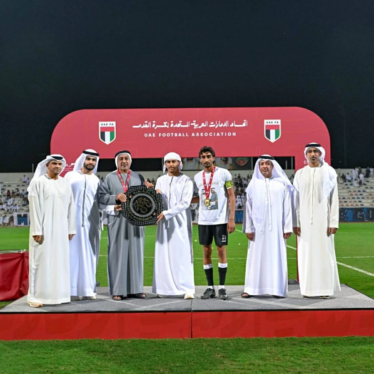 سلطان بن خليفة يتوج الفائزين