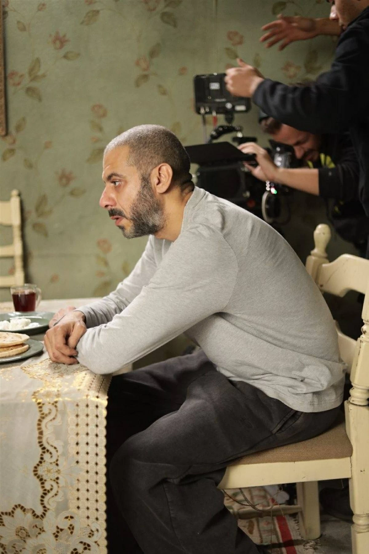 محمد فراج في كواليس تصوير «أب ولكن»