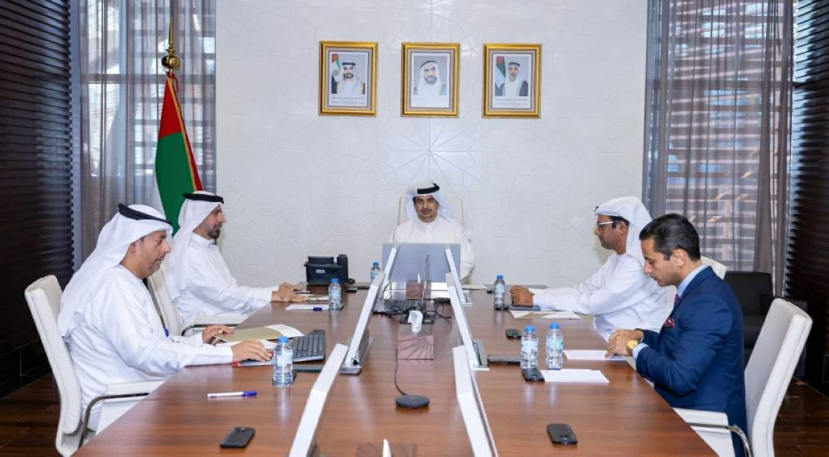 وكيل دائرة القضاء خلال الاجتماع مع لجنة كاتب العدل