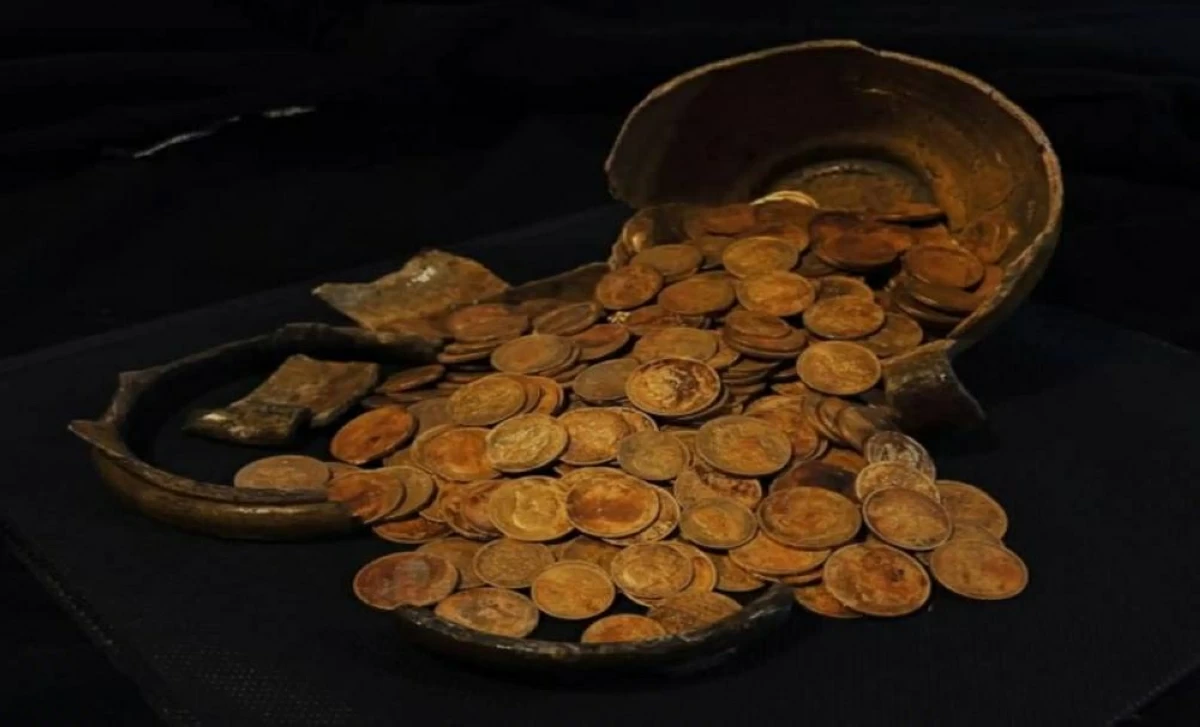 بقايا وعاء خزفي مكسور يحتوي على العملات الذهبية