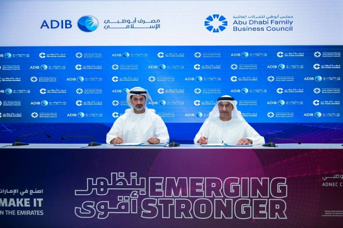 مسعود المسعود وحسن الشامسي خلال توقيع الاتفاق