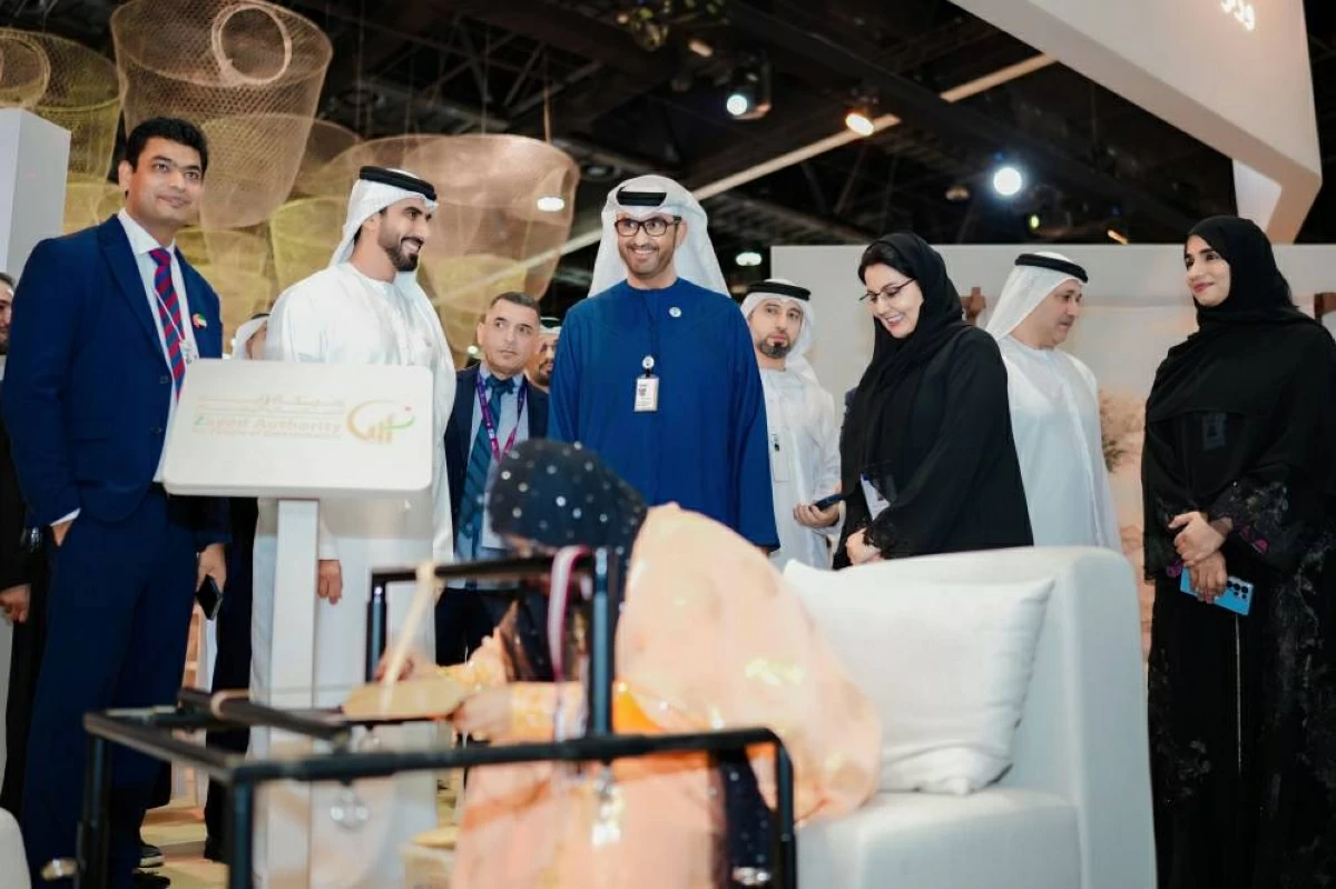 معالي سلطان الجابر يطلع على مشاركة الهيئة  في المعرض