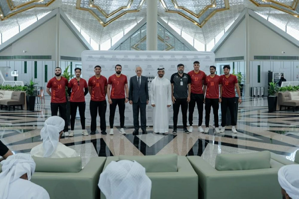 سلطان بن أحمد وعصام الدين عجمي مع أبطال أحد فرق الجامعة