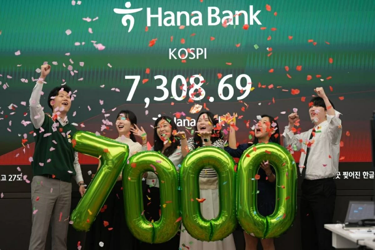 يحتفلون بوصول مؤشر أسعار الأسهم كوسبي إلى أكثر من 7000 نقطة في قاعة تداول بنك هانا في سيول، كوريا الجنوبية
