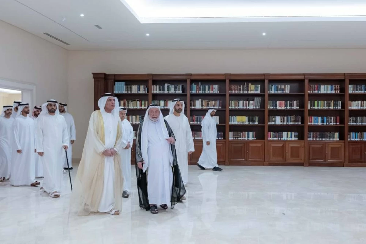 حاكم الشارقة يستقبل سعود بن صقر