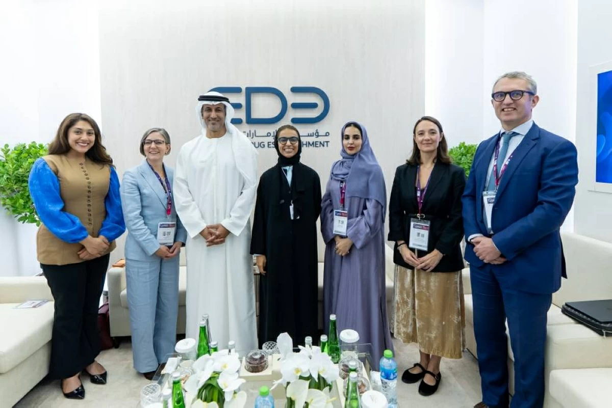 سعيد الهاجري وفاطمة الكعبي يتوسطان المشاركين في الاجتماع