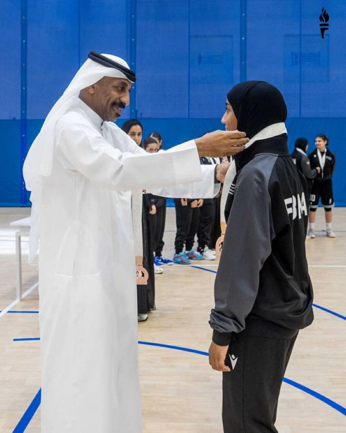 الزعابي خلال تتويج فريق أكاديمية فاطمة بنت مبارك ببرونزية دوري الشابات