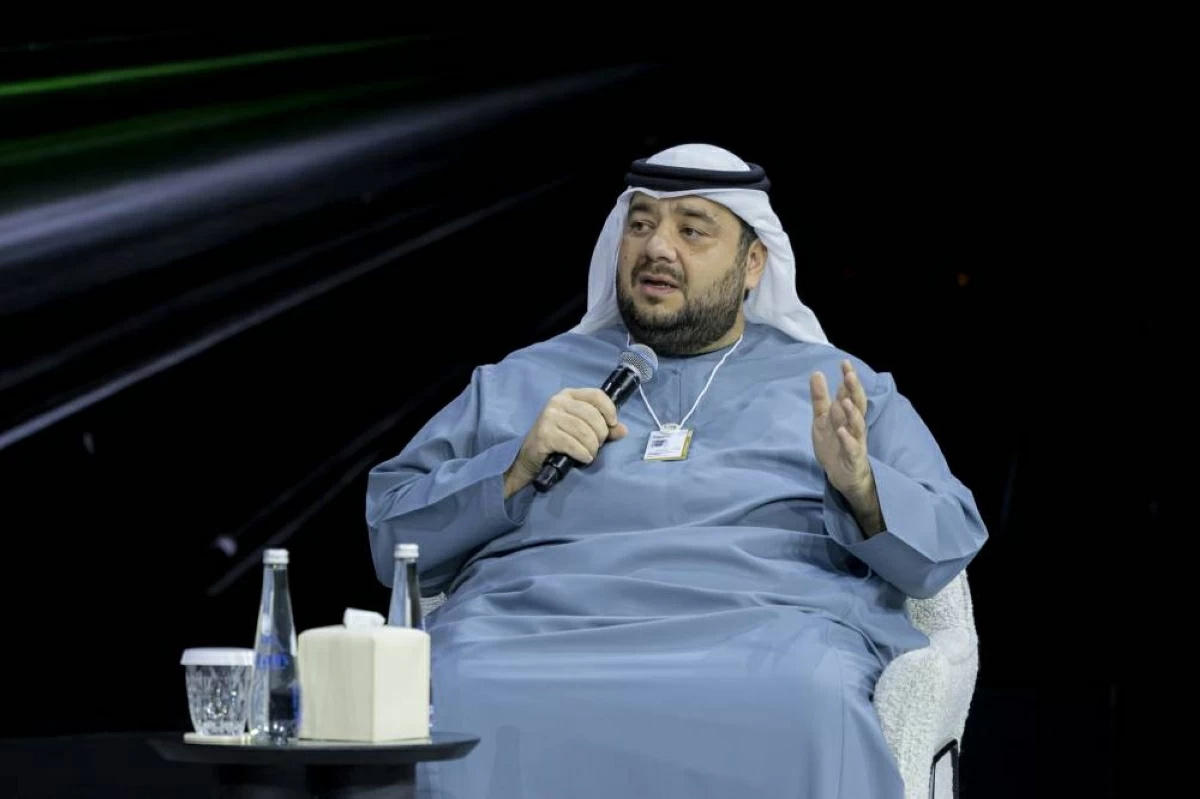 محمد السويدي متحدثاً خلال الجلسة