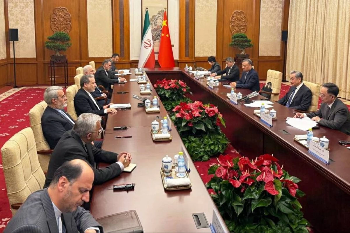 وزير الخارجية الصيني يعقد جلسة مباحثات مع نظيره الإيراني في بكين (أ ب)