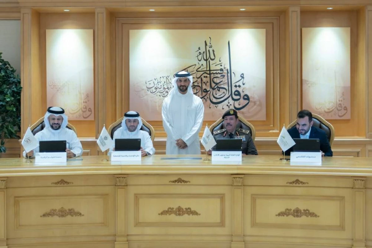 سلطان بن أحمد يشهد توقيع مذكرات تفاهم لدعم «القواسم الرقمية»